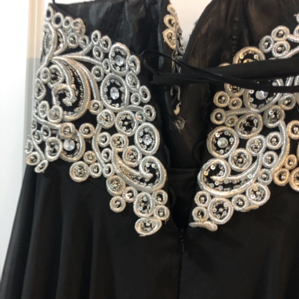 Gown - Picture 5 of 8